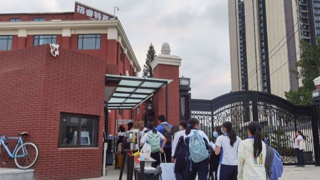 配備安檢門,安檢機嚴把校園進出關,創(chuàng)建良好校園環(huán)境