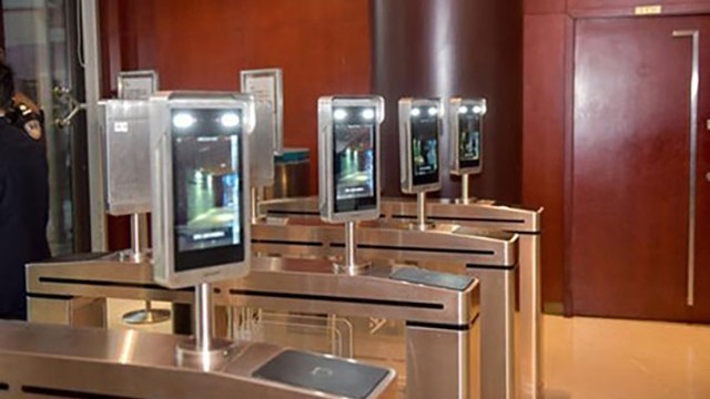 人臉識別閘機來加強工廠的安全管理,省人工,3倍管理通行效率