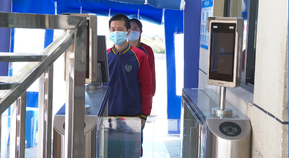 人臉識(shí)別體溫測(cè)量一體機(jī)戴口罩刷臉測(cè)溫，學(xué)生實(shí)現(xiàn)2秒進(jìn)校