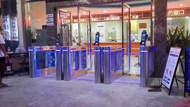 健康碼人臉識別測溫通道閘機系統(tǒng)