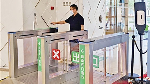 升級防疫舉措,青島海信廣場健康碼測溫自助核驗系統(tǒng)營造安心購物環(huán)境