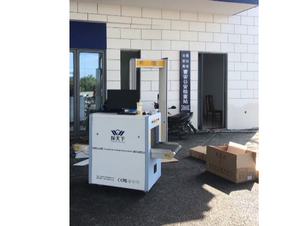 昆山公安局曹安檢查站采用安檢門安檢機(jī)對被查司機(jī)進(jìn)行安全檢查