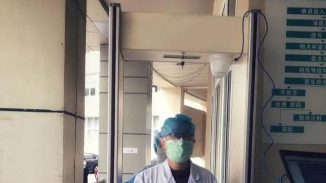 減輕醫(yī)務人員工作量，熱成像自動測溫安檢門加強防控檢查程序