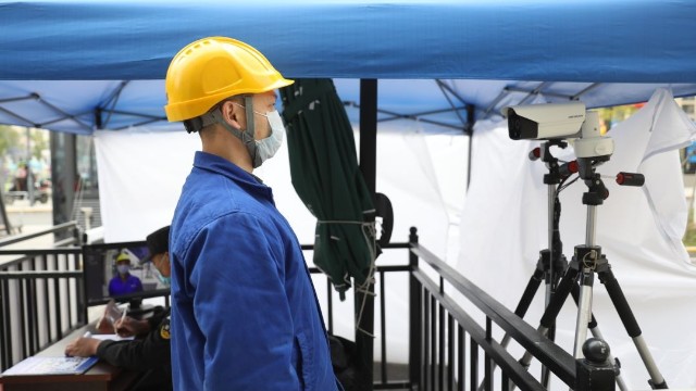 智能防疫測(cè)溫系統(tǒng)1秒完成刷臉測(cè)溫，加強(qiáng)住宅小區(qū)數(shù)字化建設(shè)